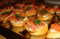 Bruchetta met gerookte zalm en kruidenkaas