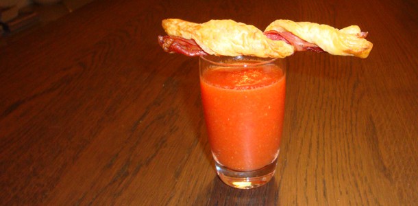 Gazpacho met bladerdeegstengel en rauwe ham