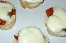 Crostini tomaat mozarella