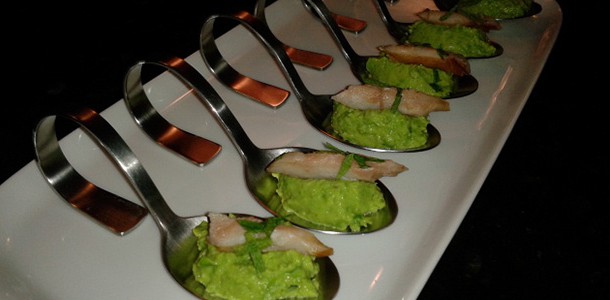 Doperwtenmousse met makreel en munt