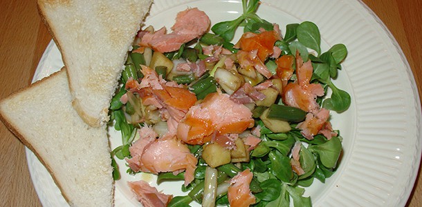Gemengde salade met zalmsteak