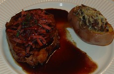 Entrecote met rode wijnkaramel en gepofte knoflook