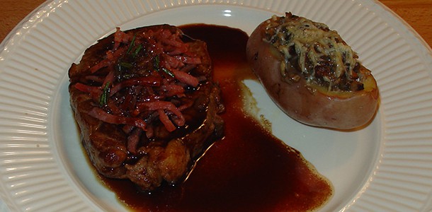 Entrecote met rode wijnkaramel en gepofte knoflook
