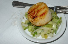 Gegrilde coquille op gestoofde prei met truffelvinaigrette