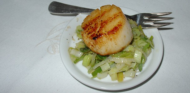 Gegrilde coquille op gestoofde prei met truffelvinaigrette