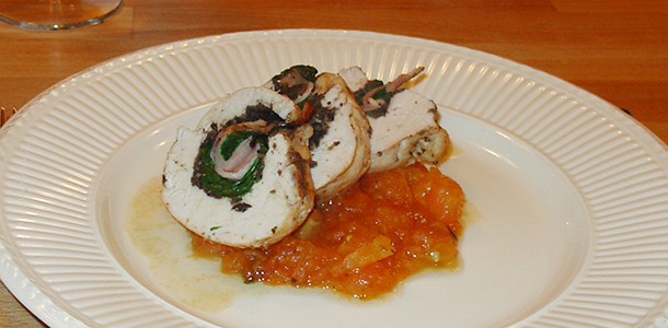 Gevulde kiprolletjes op bedje tomatensaus