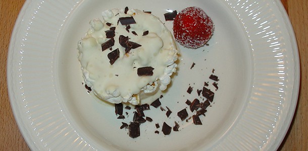 Kaneelparfait met popcorn en witte chocolade