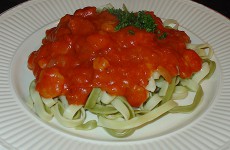 Pasta met salami en garnalen