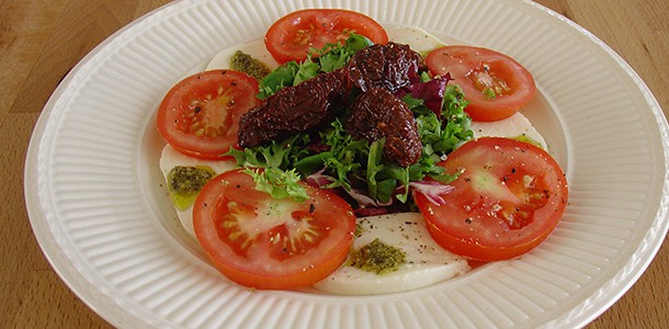 Salade caprese mozzarella tomaten pestodressing