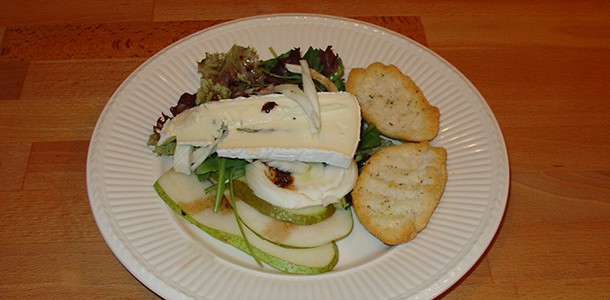 Salade van peer, rucola en blauwe kaas