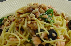 Spaghetti met gerookte zalm en rucola