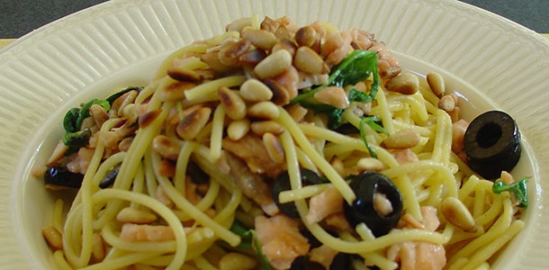 Spaghetti met gerookte zalm en rucola