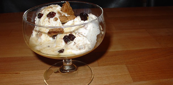 Speculaasijs met warme rumsaus