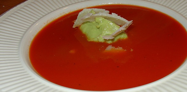 Tomaten-paprikasoep met avocado