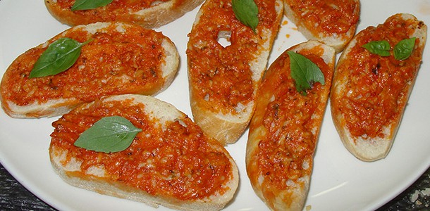 Crostini met tomatenboter