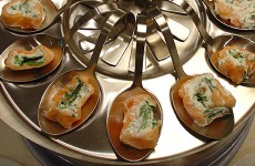 Gerookte zalmrolletjes met verse groene kruiden