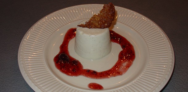 Karnemelk pannacotta met bosvruchtensaus