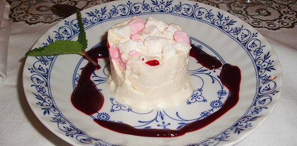 Merenque semifreddo met een coulis van rode seizoensvruchten
