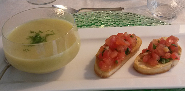 Venkelsoep met bruchetta met tomaat